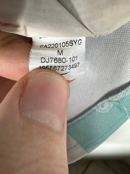 Étiquette interne Nike code DJ7680-101 certifiant l'authenticité du maillot de Romelu Lukaku, taille M.