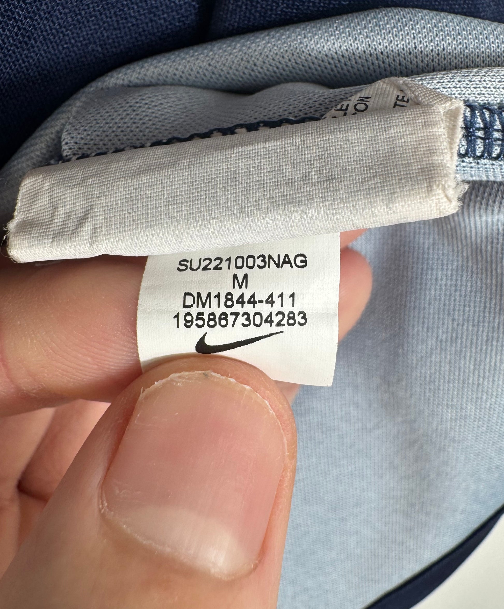 Étiquette interne Nike code DM1844-411 certifiant l'authenticité du maillot Messi.