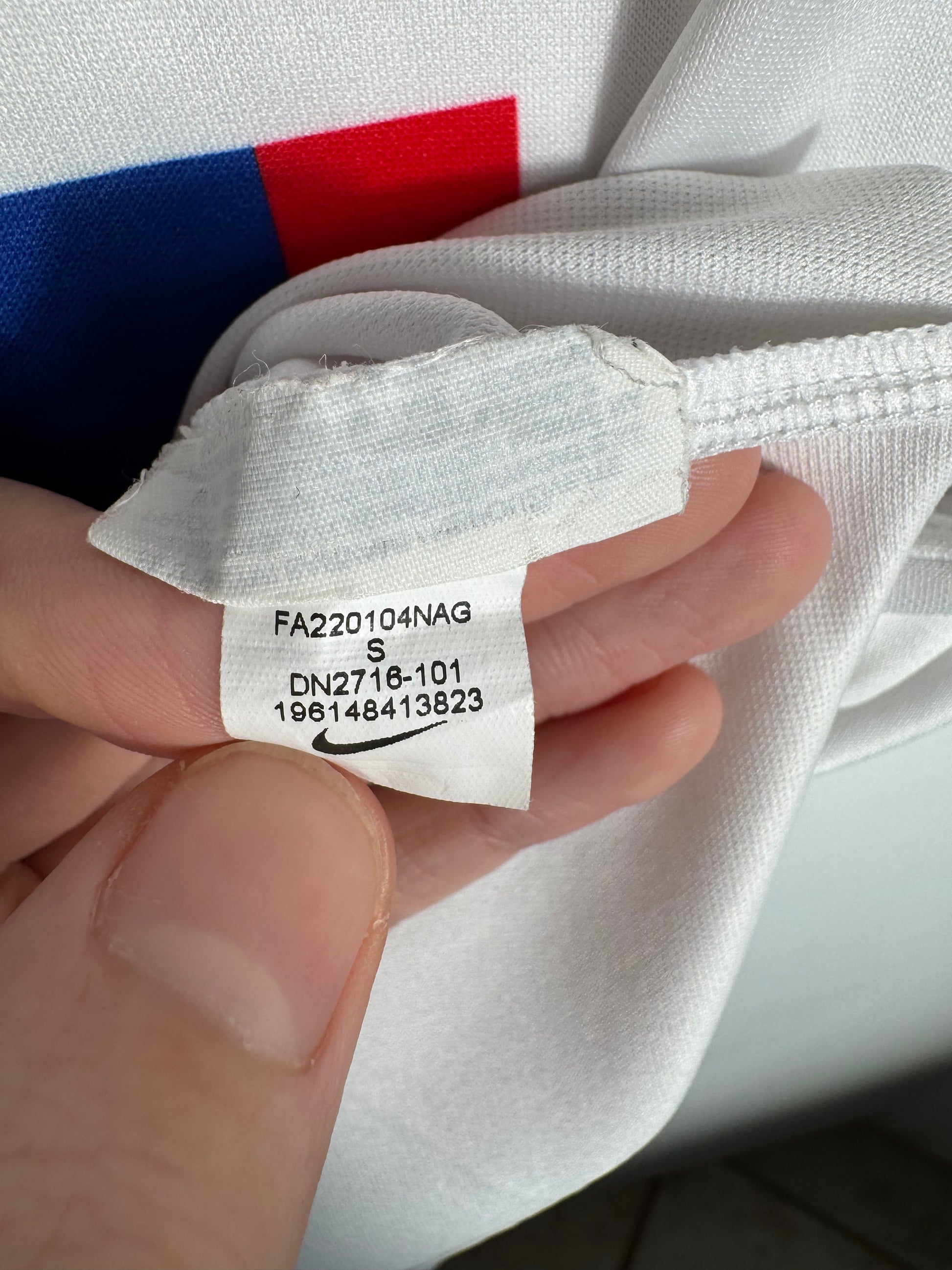 Étiquette interne Nike code DN2716-101 certifiant l'authenticité du maillot Mbappé.
