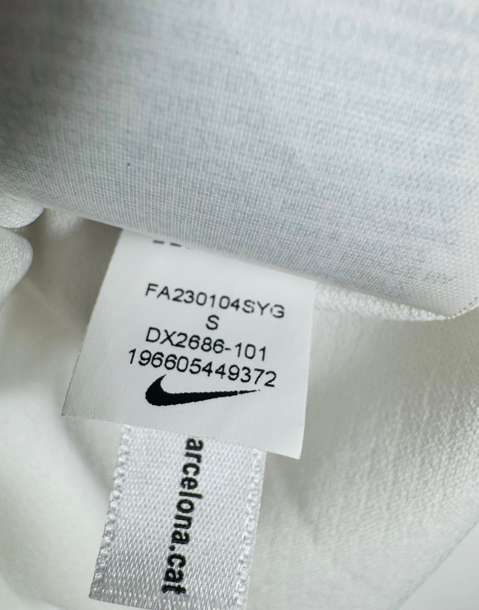 Étiquette interne Nike code DX2686-101 certifiant l'authenticité du maillot blanc Barcelone.