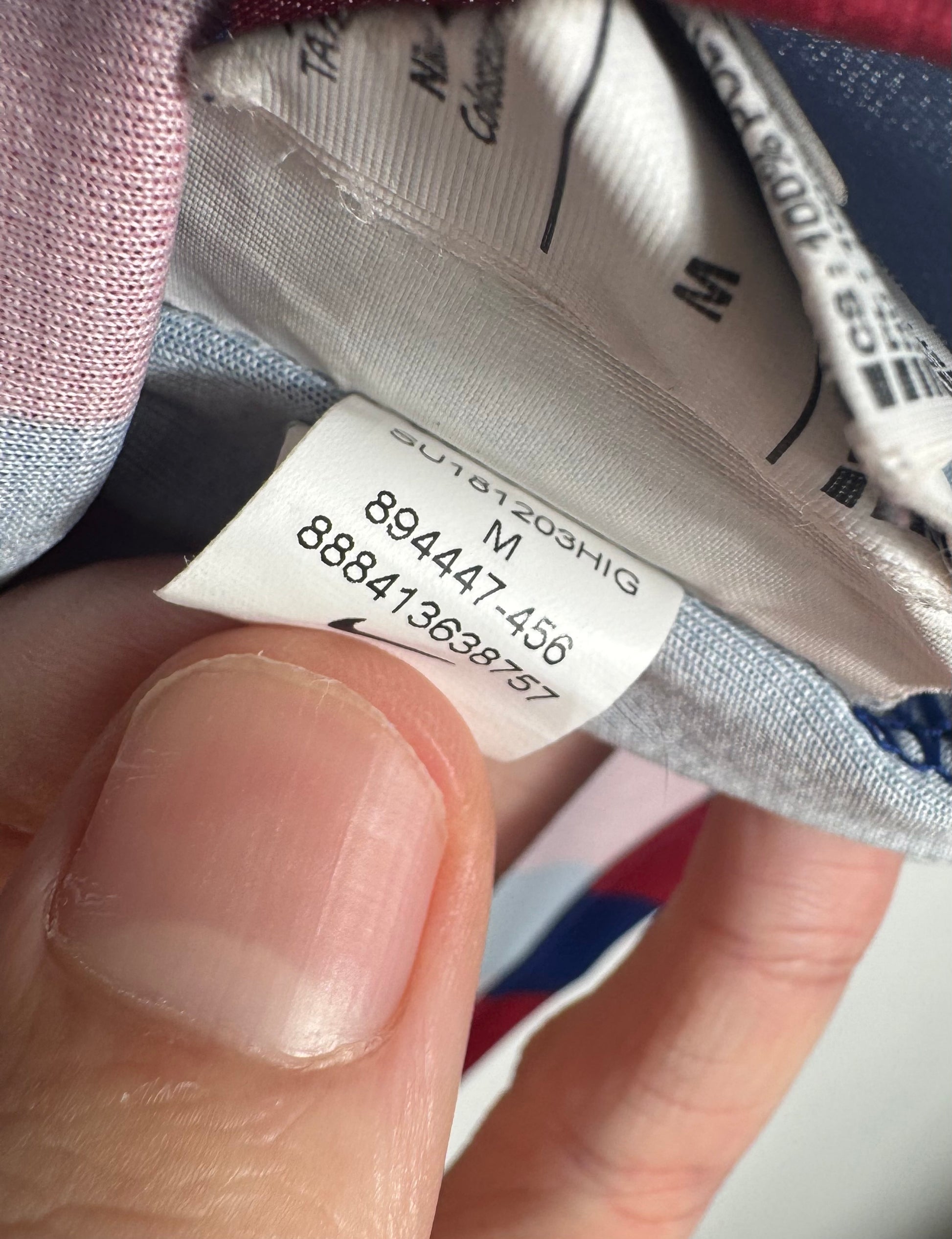 Étiquette interne Nike code 894447-456 certifiant l'authenticité du maillot femme.