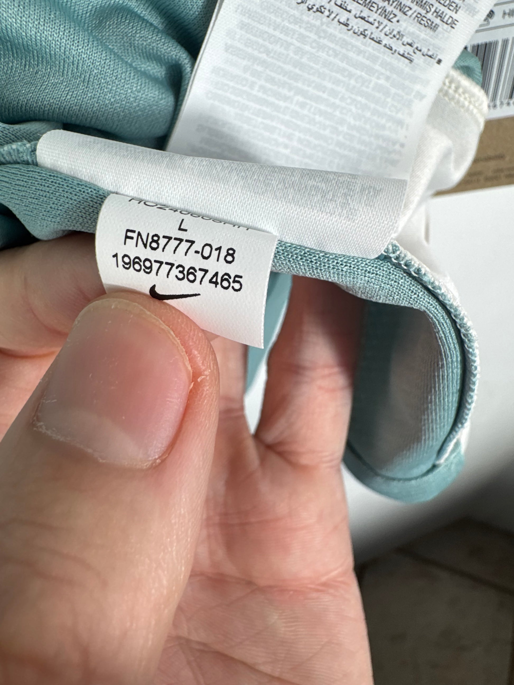 Étiquette interne Nike code FN8777-018 prouvant l'authenticité du maillot d'Antoine Griezmann.