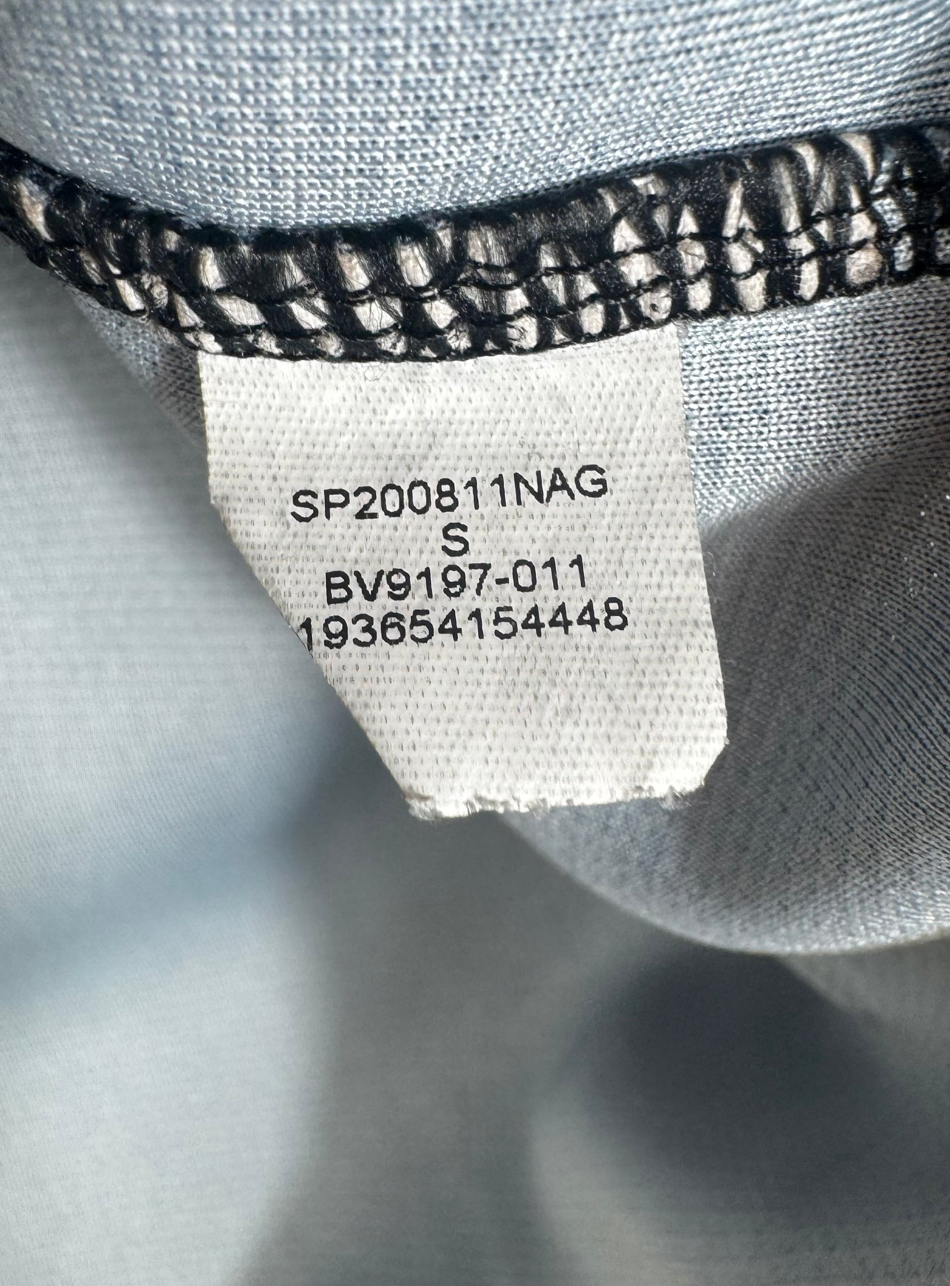 Étiquette interne Nike Jordan code BV9197-011 certifiant l'authenticité du maillot.