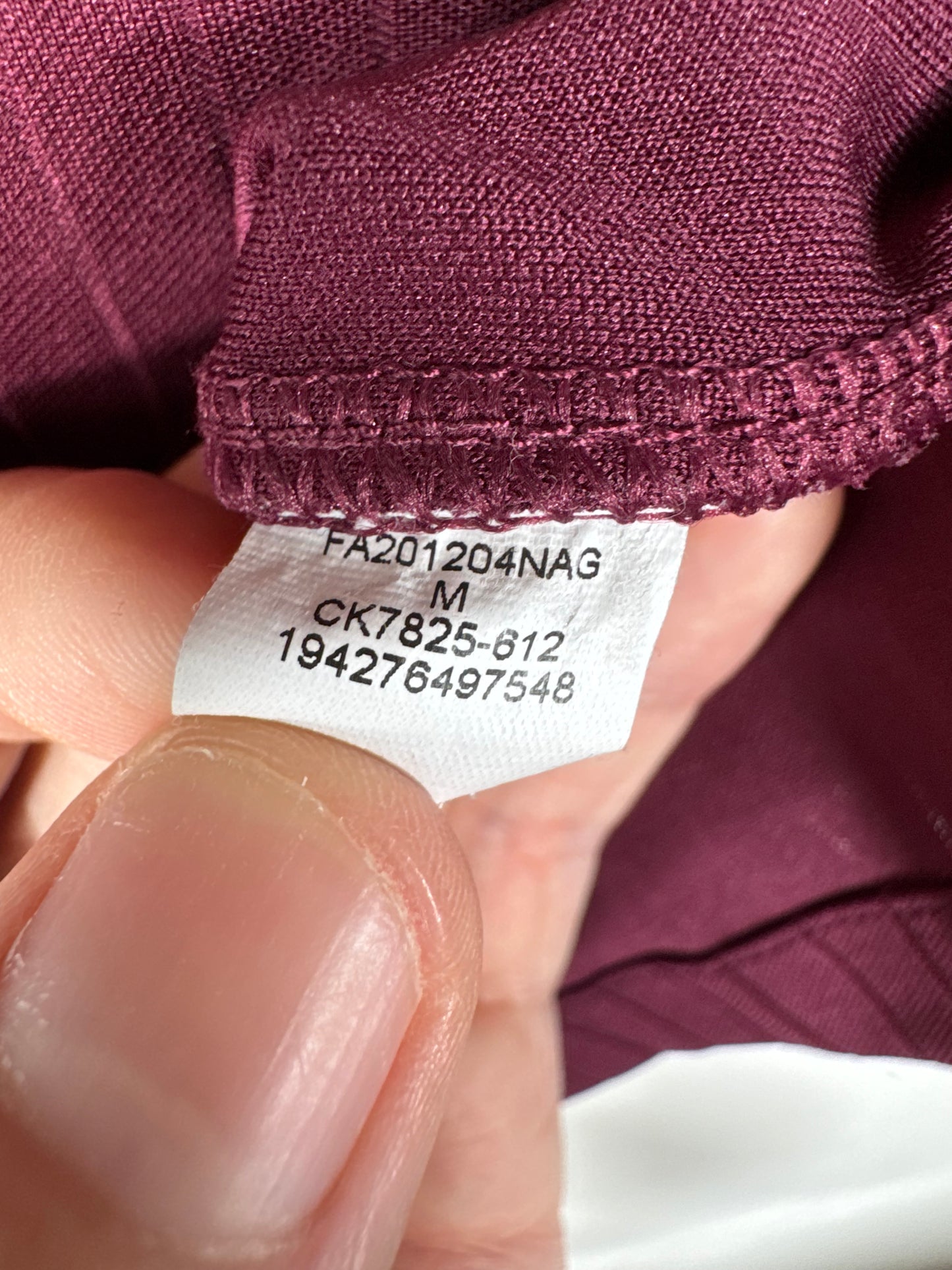 Étiquette interne Jordan code CK7825-612 certifiant l'authenticité du maillot de Neymar Jr, taille M.