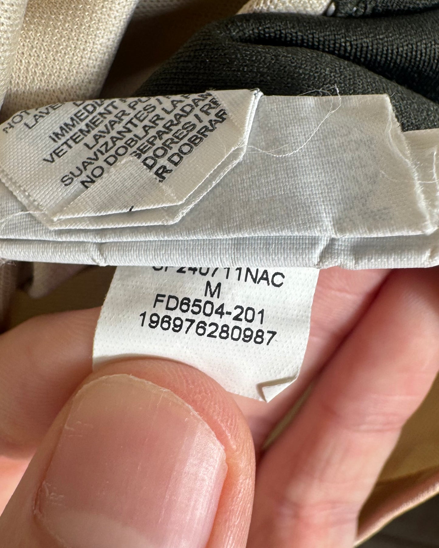 Étiquette interne Nike Jordan code FD6504-201 certifiant l'authenticité du maillot.