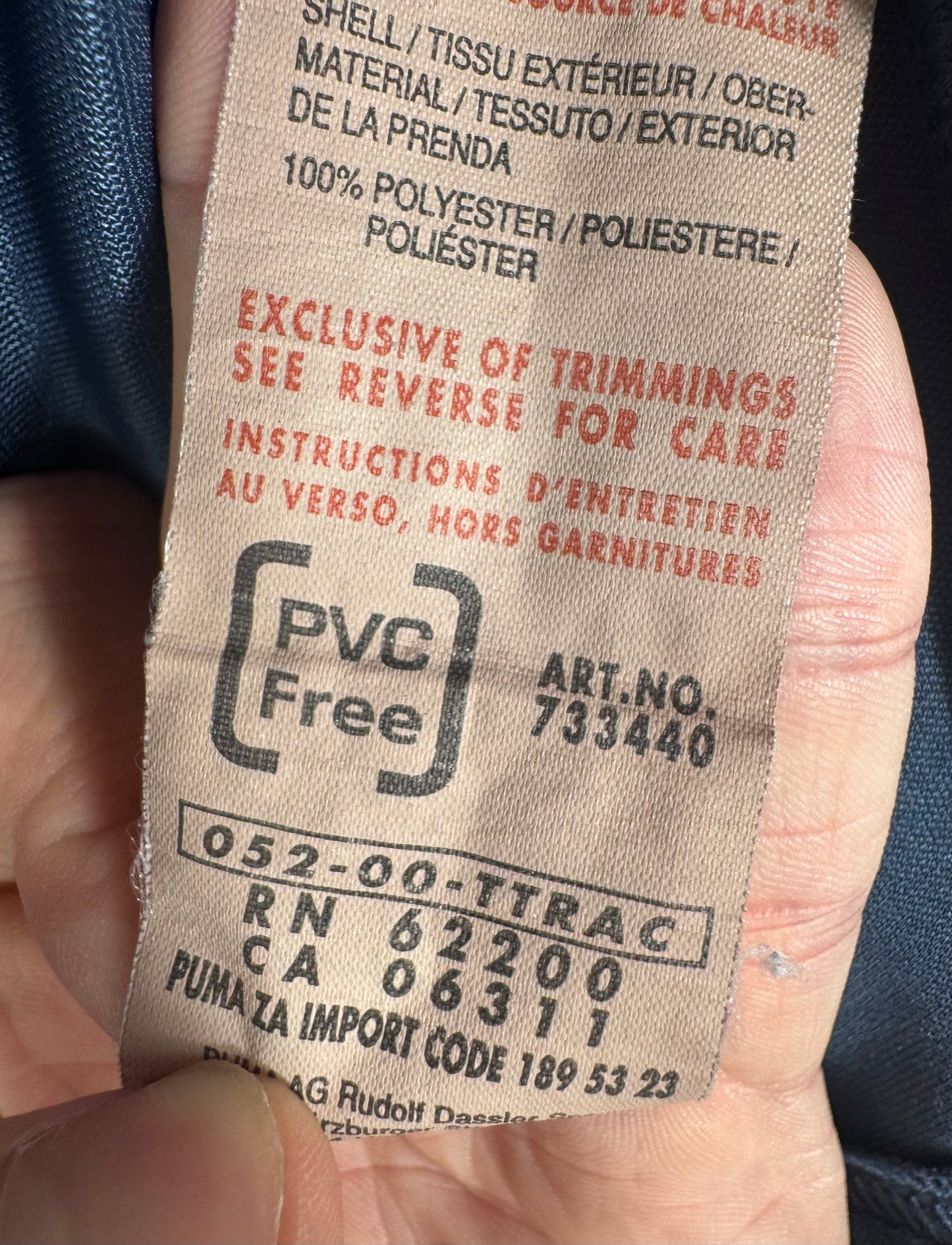 Étiquette de lavage Puma code 733440 certifiant l'authenticité du maillot Spurs.