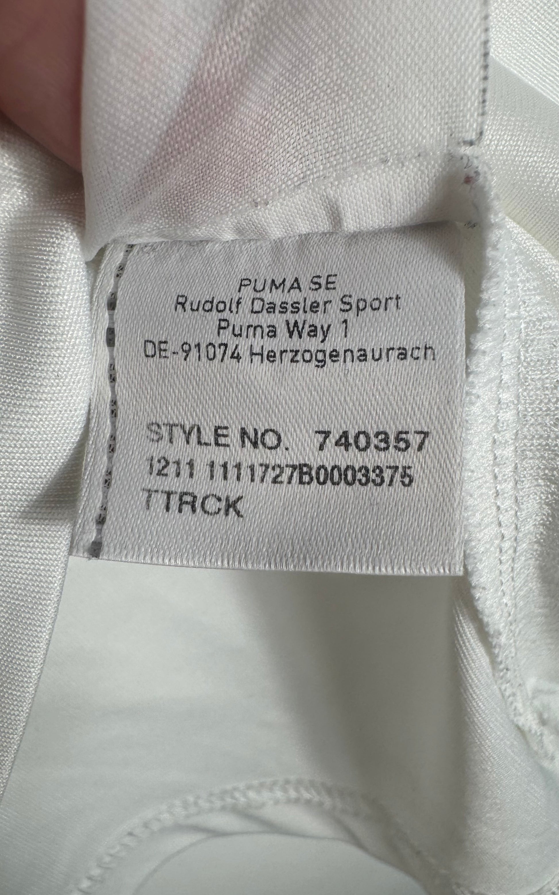 Étiquette interne de production Puma code 740357 certifiant l'authenticité du maillot.