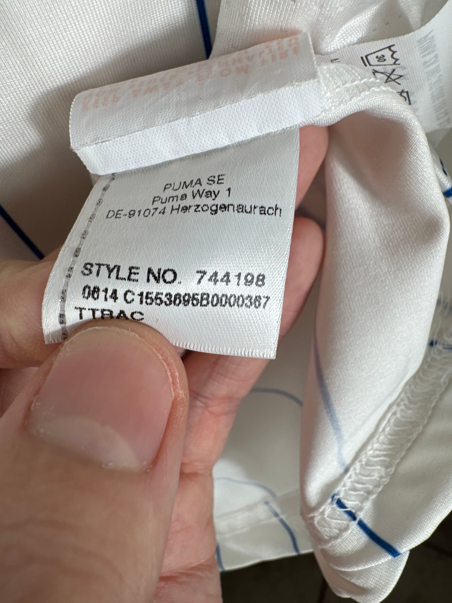 Étiquette interne Puma code 744198 certifiant l'authenticité de la version Stock Pro du maillot.