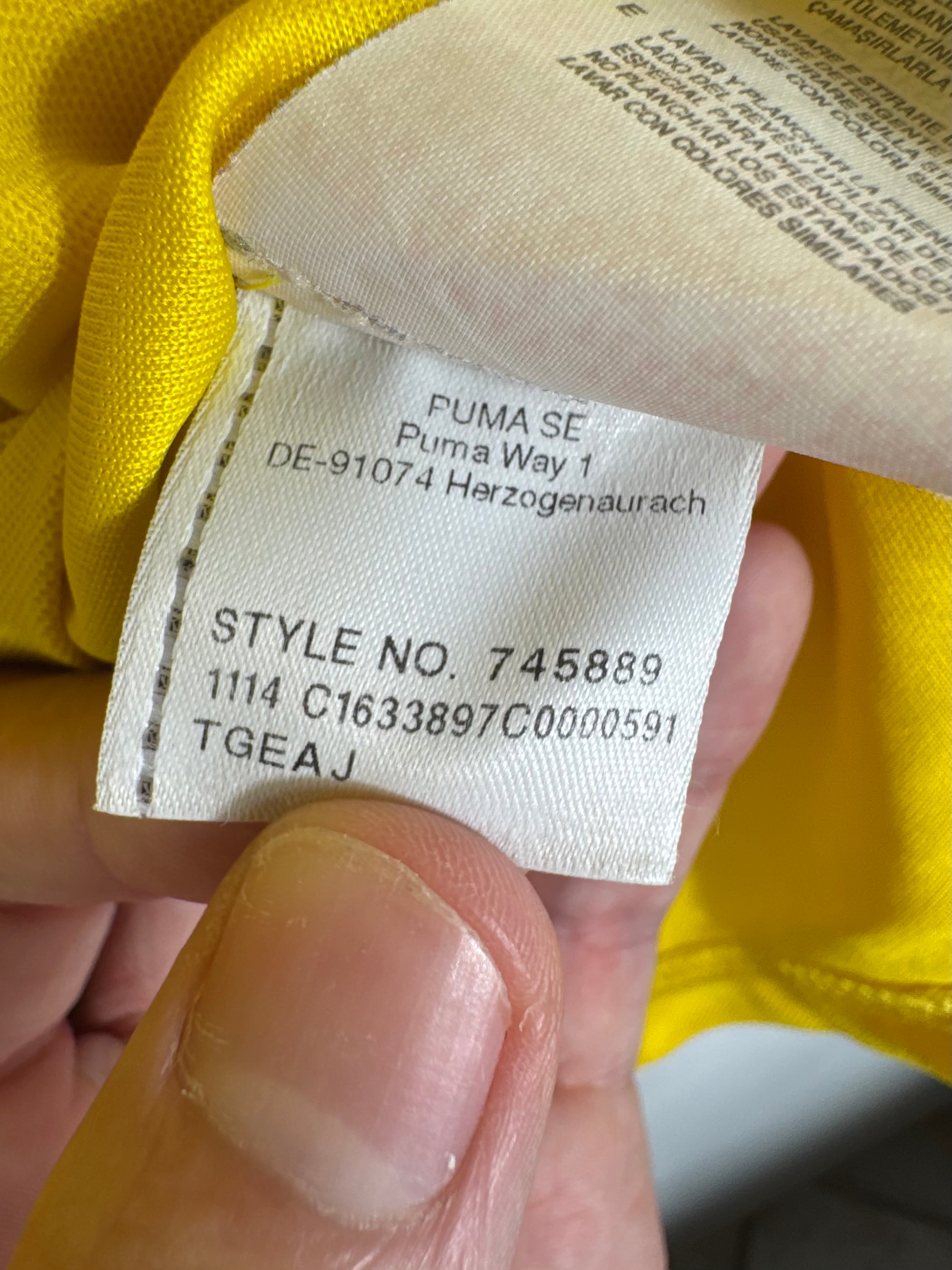 Étiquette interne Puma code 745889 certifiant l'authenticité du maillot Kagawa.