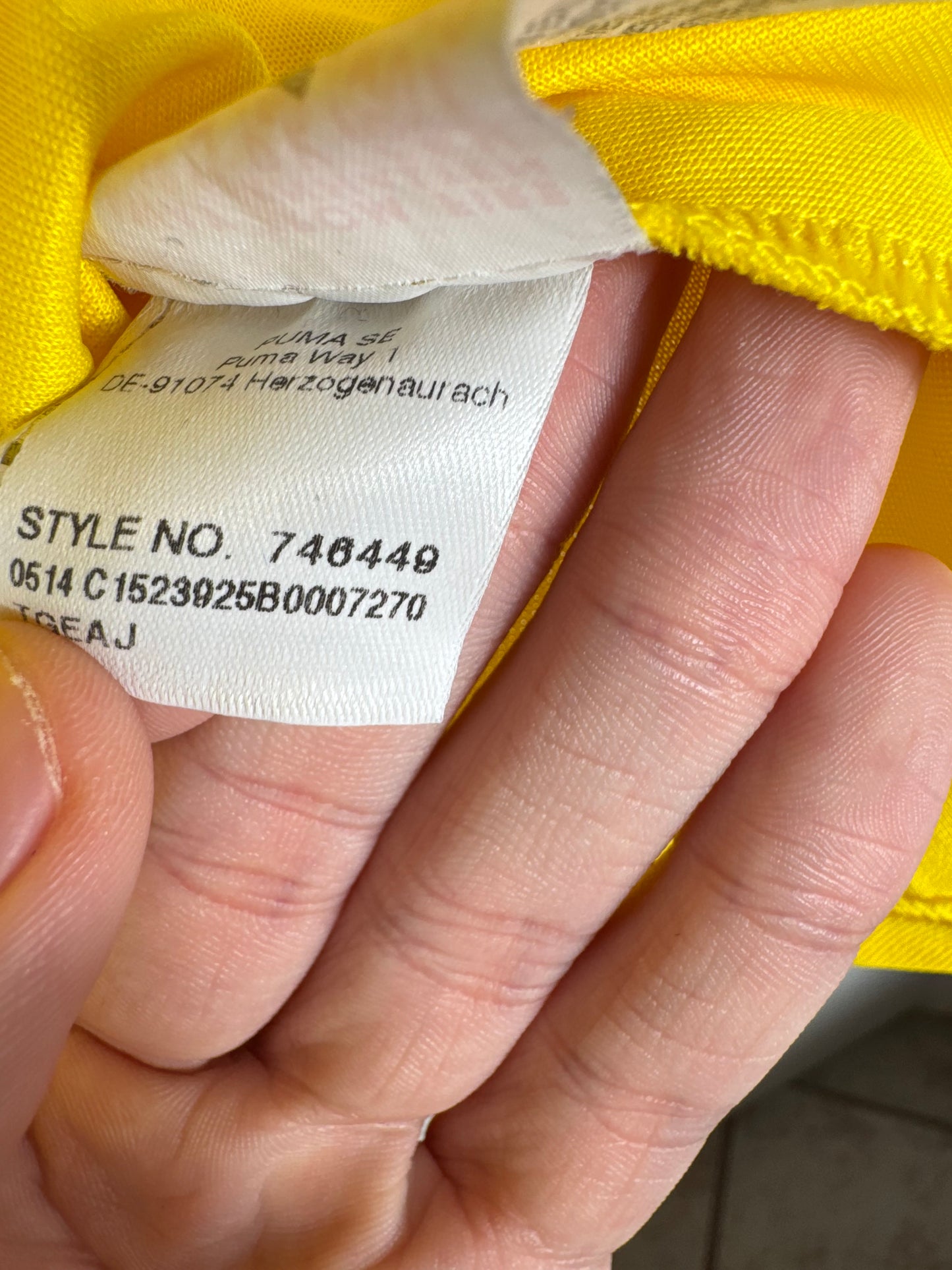 Étiquette interne Puma code 746449 certifiant l'authenticité du maillot d'Alexis Sánchez, taille S.