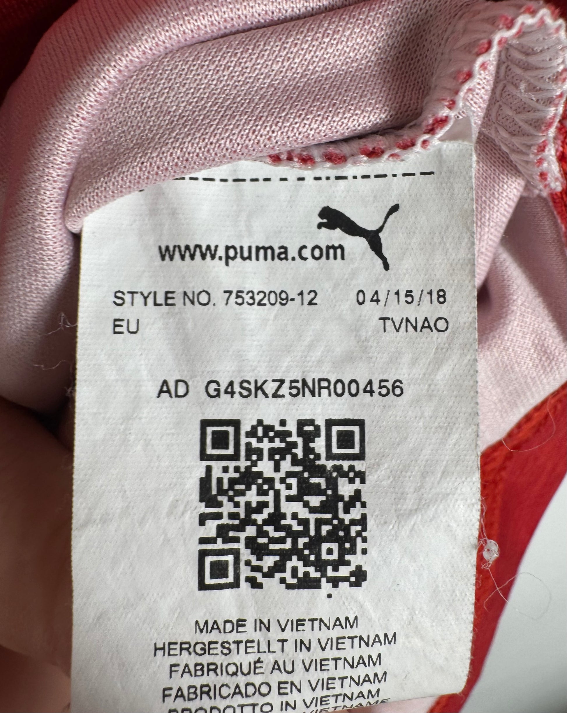 Étiquette interne Puma code 753209-12 certifiant l'authenticité du maillot Lacazette.