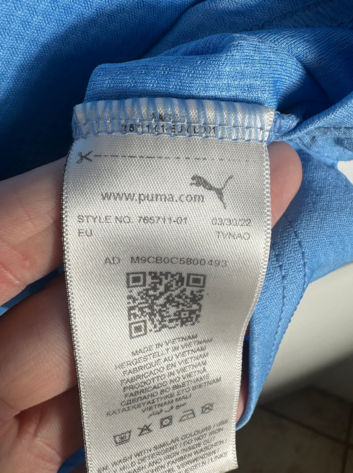 Étiquette interne Puma code 765711-01 certifiant l'authenticité du maillot City.