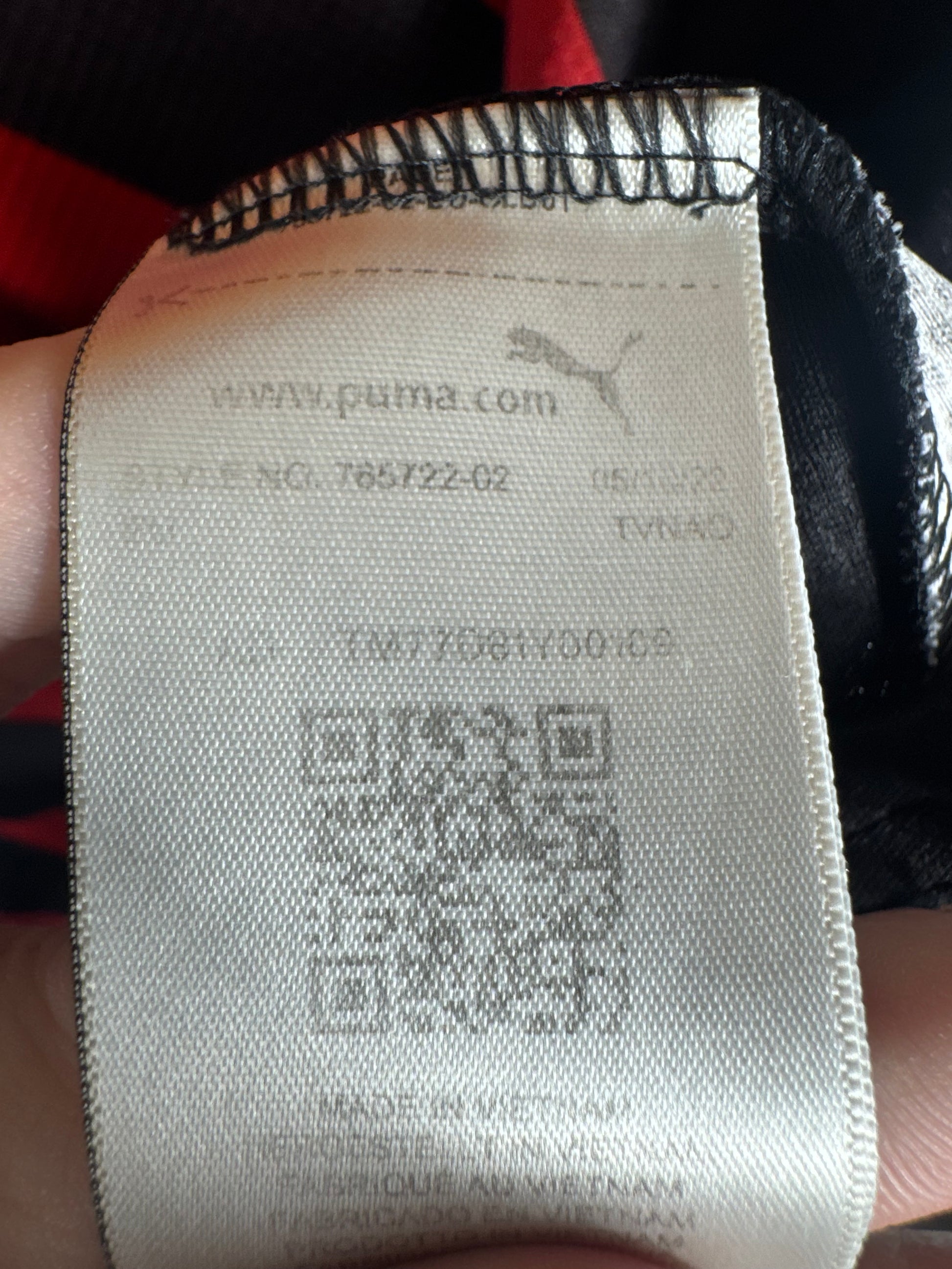 Étiquette interne Puma code 765722-02 certifiant l'authenticité du maillot Alvarez.