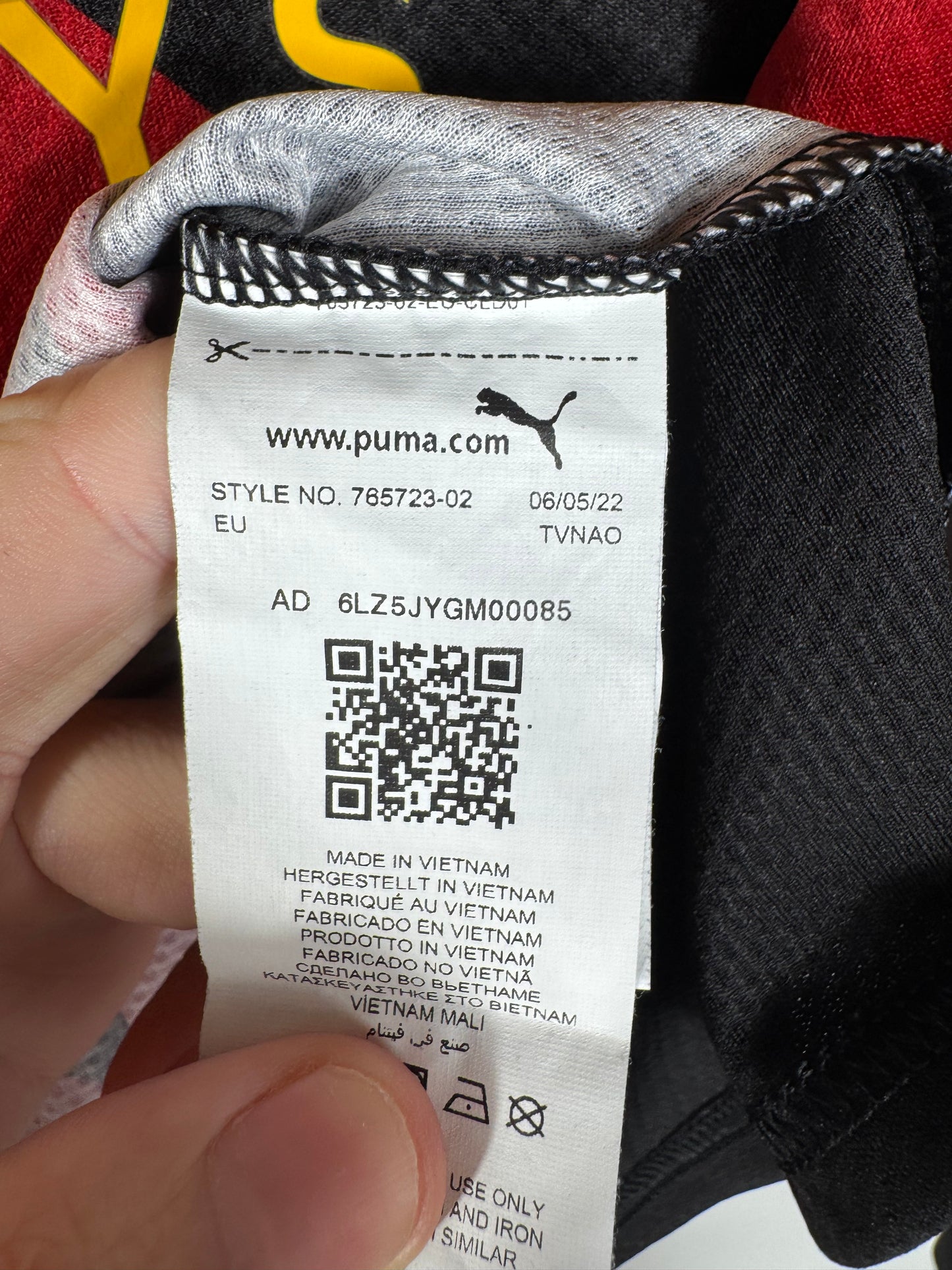 Étiquette interne Puma code 765723-02 certifiant l'authenticité du maillot de Jack Grealish, taille M.