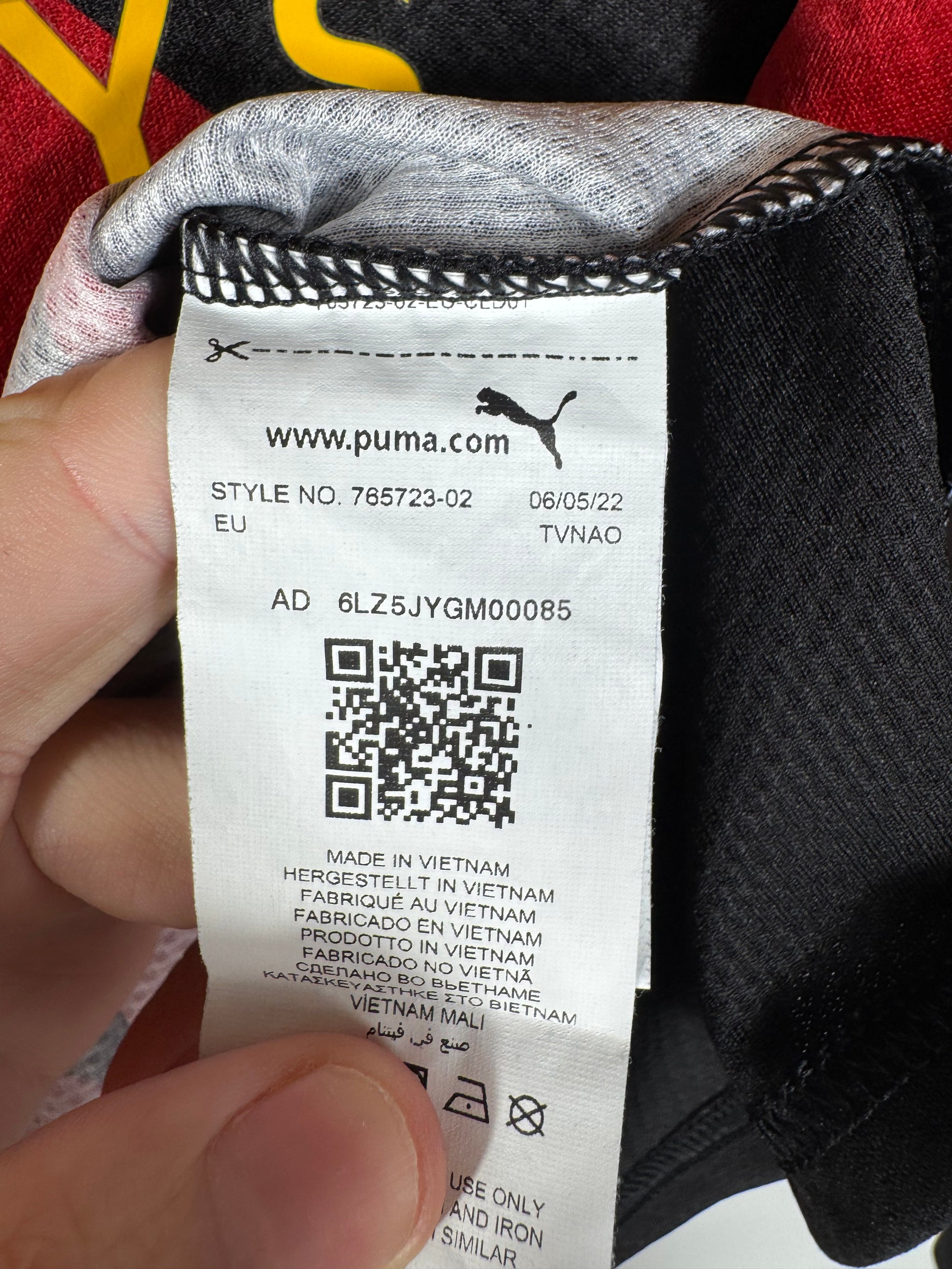 Étiquette interne Puma code 765723-02 certifiant l'authenticité du maillot de Jack Grealish, taille M.