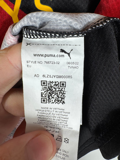 Étiquette interne Puma code 765723-02 certifiant l'authenticité du maillot de Jack Grealish, taille M.