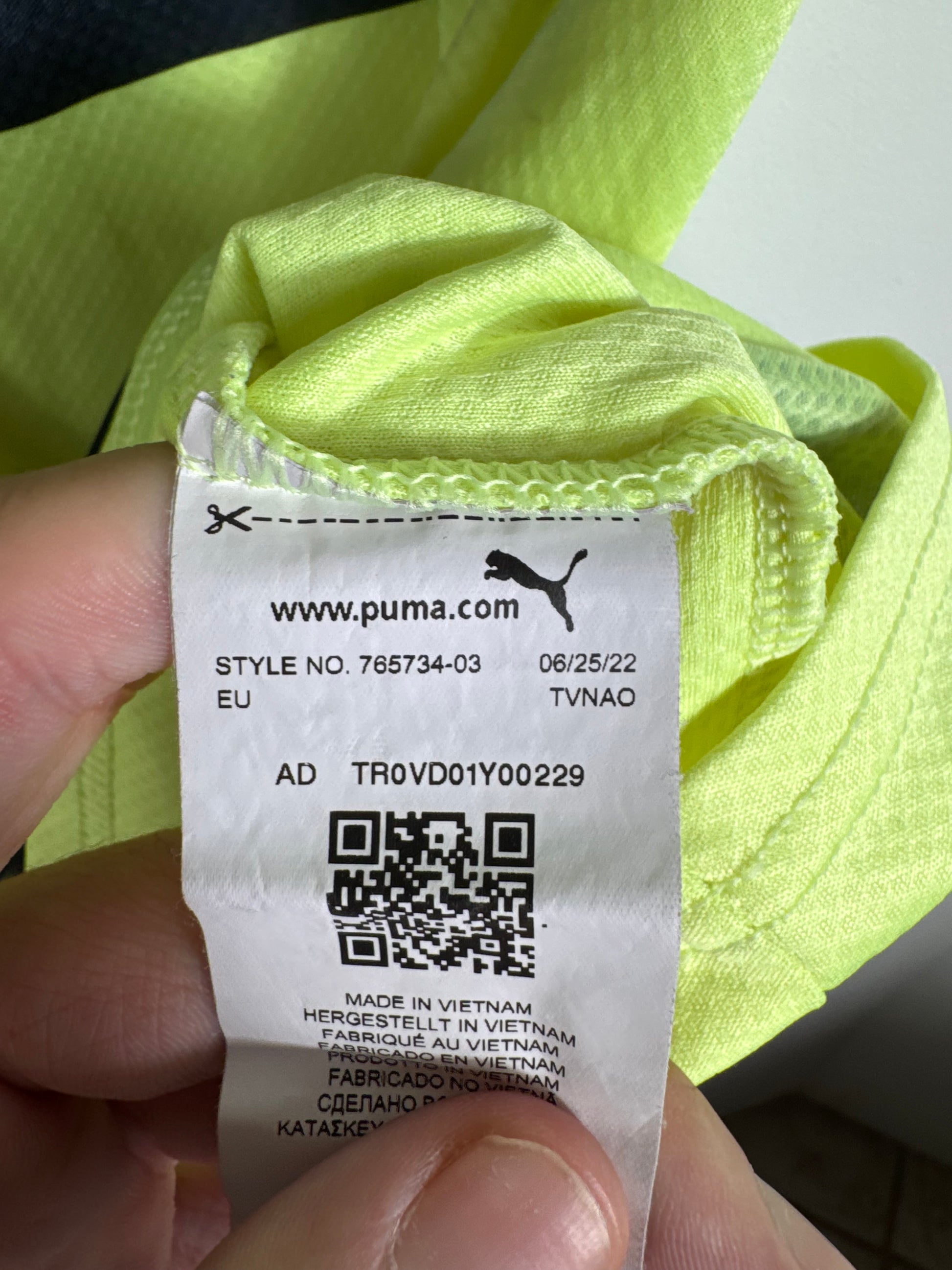 Étiquette interne Puma code 765734-03 certifiant l'authenticité du maillot de Kevin De Bruyne.