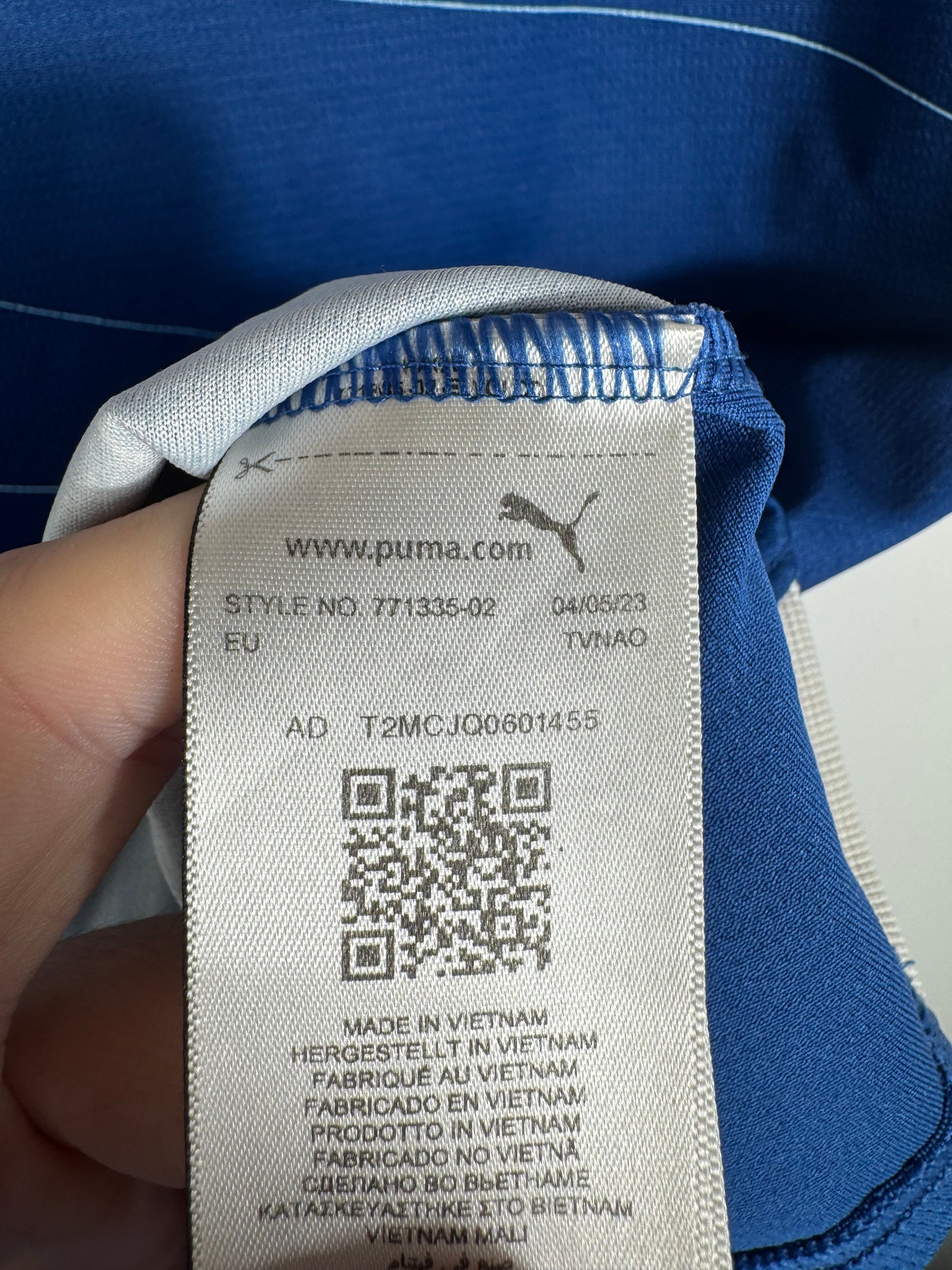 Étiquette interne Puma code 771335-02 certifiant l'authenticité du maillot d'Aubameyang.