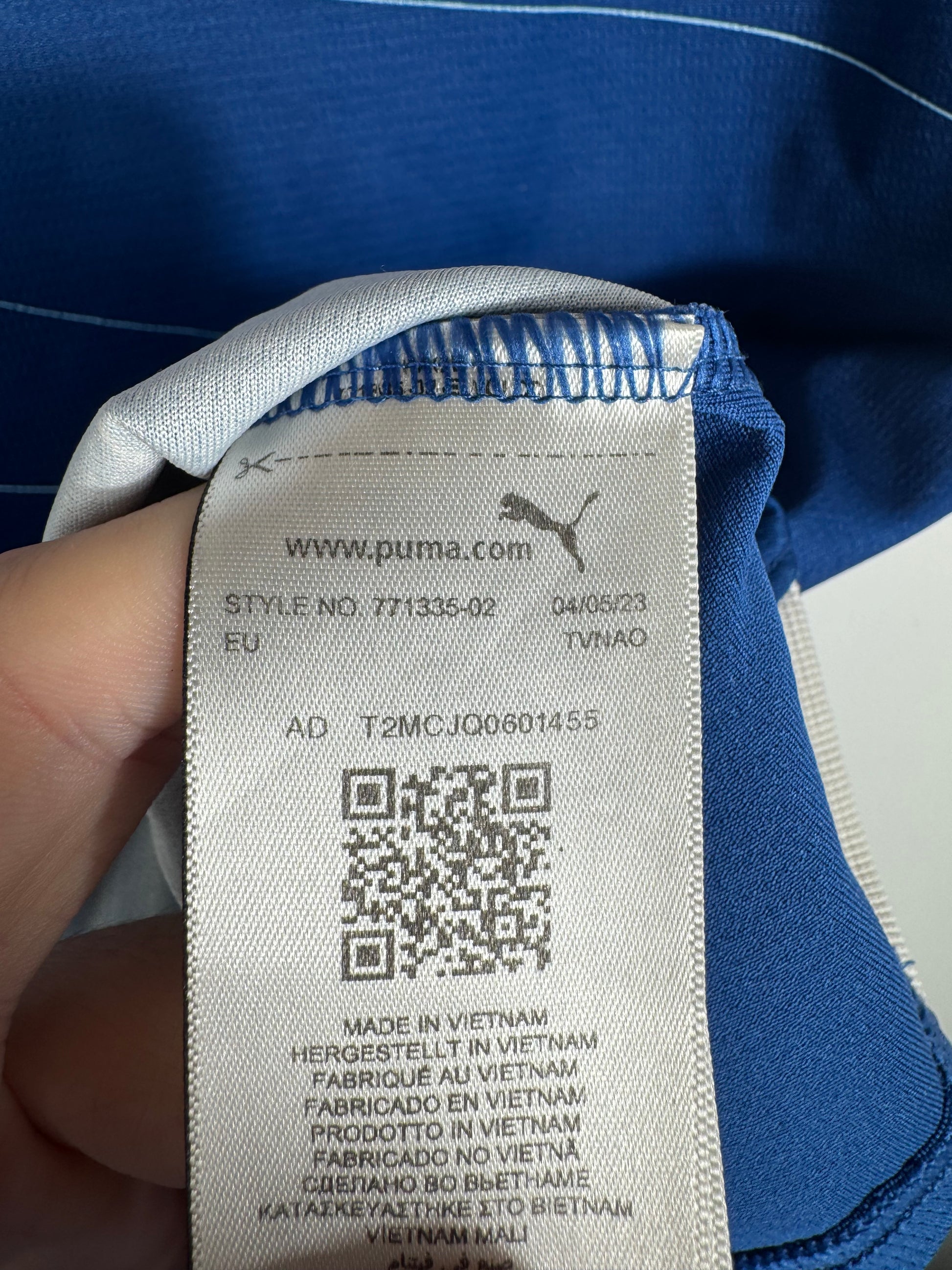Étiquette interne Puma code 771335-02 certifiant l'authenticité du maillot d'Aubameyang.