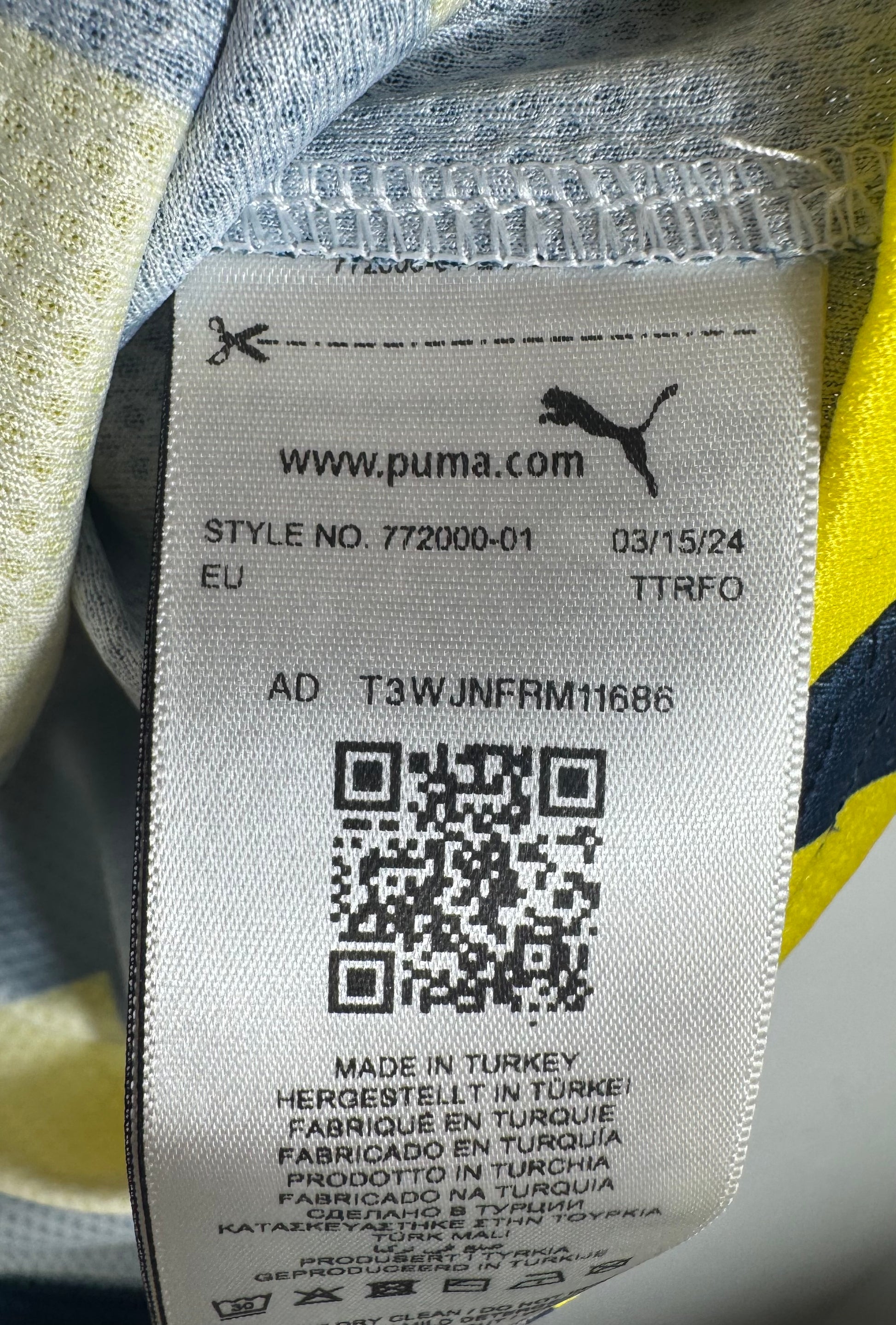 Étiquette interne de production Puma code 772000-01 certifiant l'authenticité du maillot.