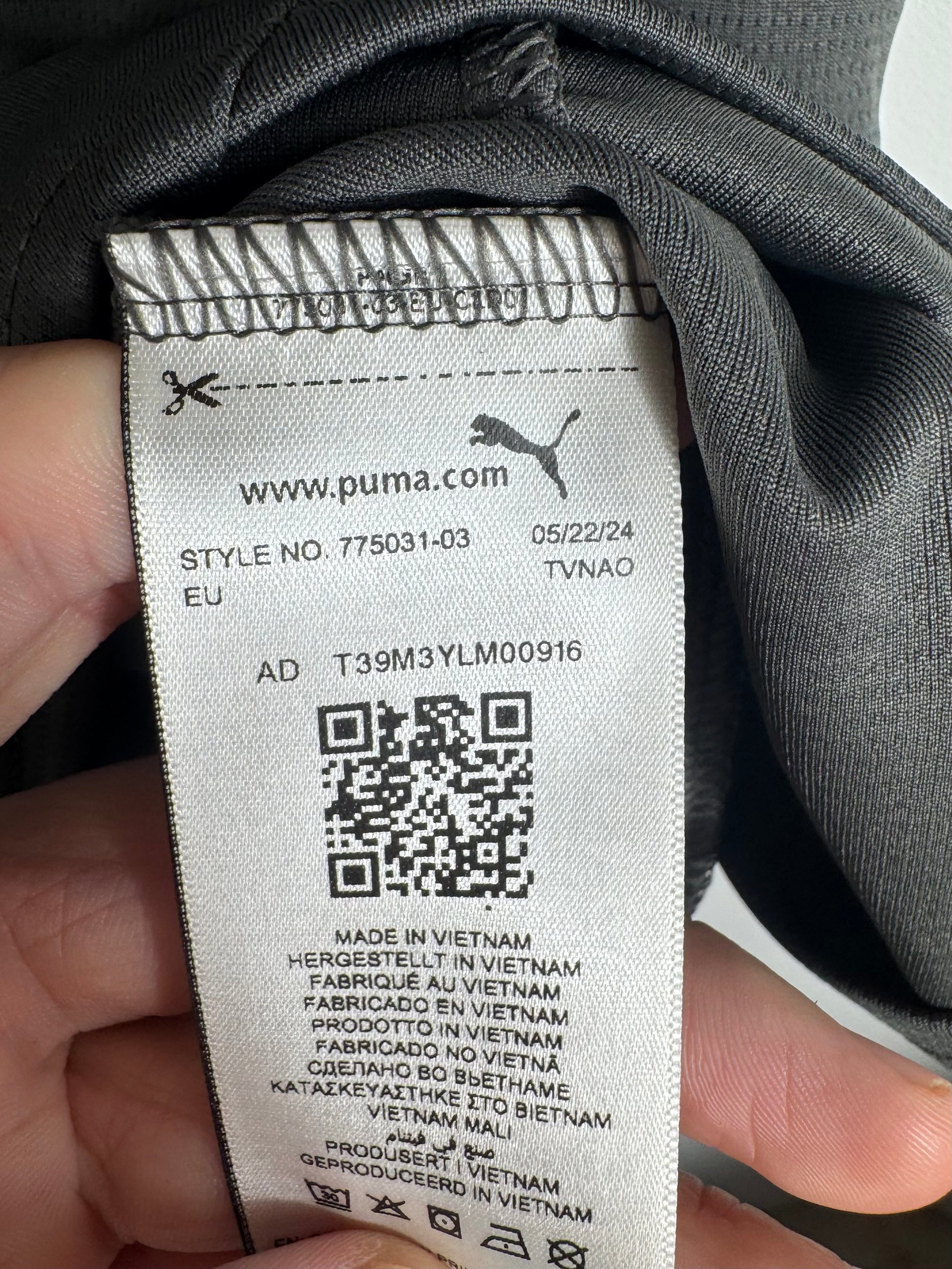 Étiquette interne Puma code 775031-03 taille XL certifiant l'authenticité.