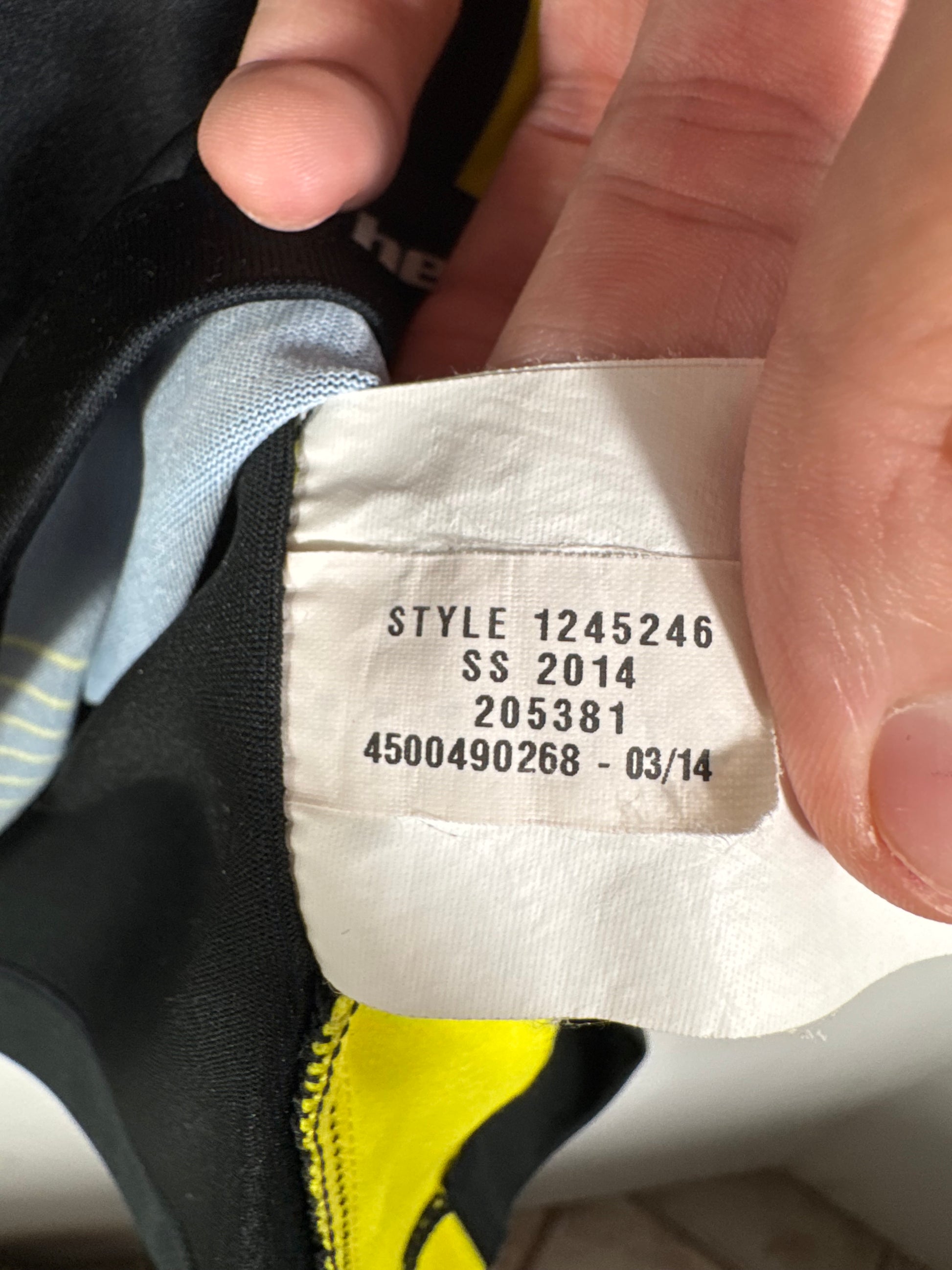 Étiquette interne Under Armour code 1245246 certifiant l'authenticité du maillot de Harry Kane.