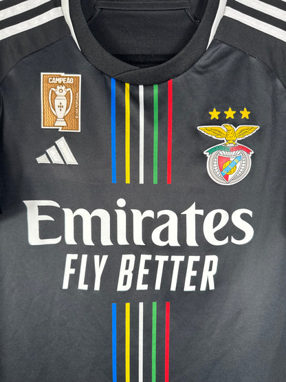 Gros plan sur l'écusson du SL Benfica, le badge de champion du Portugal doré et le logo Adidas blanc.