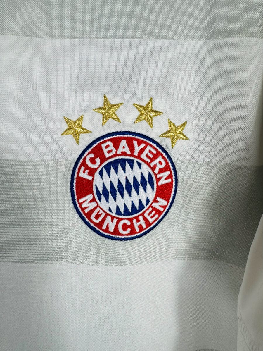 Détail blason Bayern Munich et 4 étoiles maillot 2010-2011