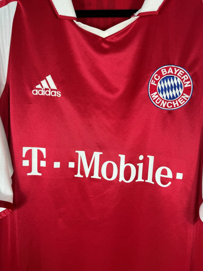 Détail blason Bayern Munich et logo Adidas maillot 2003-2004