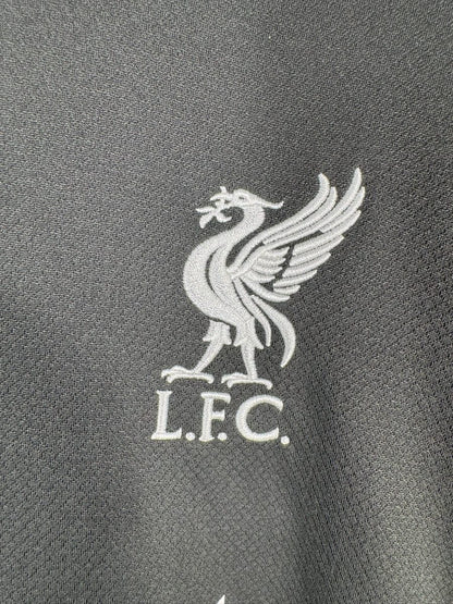 Détail blason LFC et logo Nike maillot 2024-2025