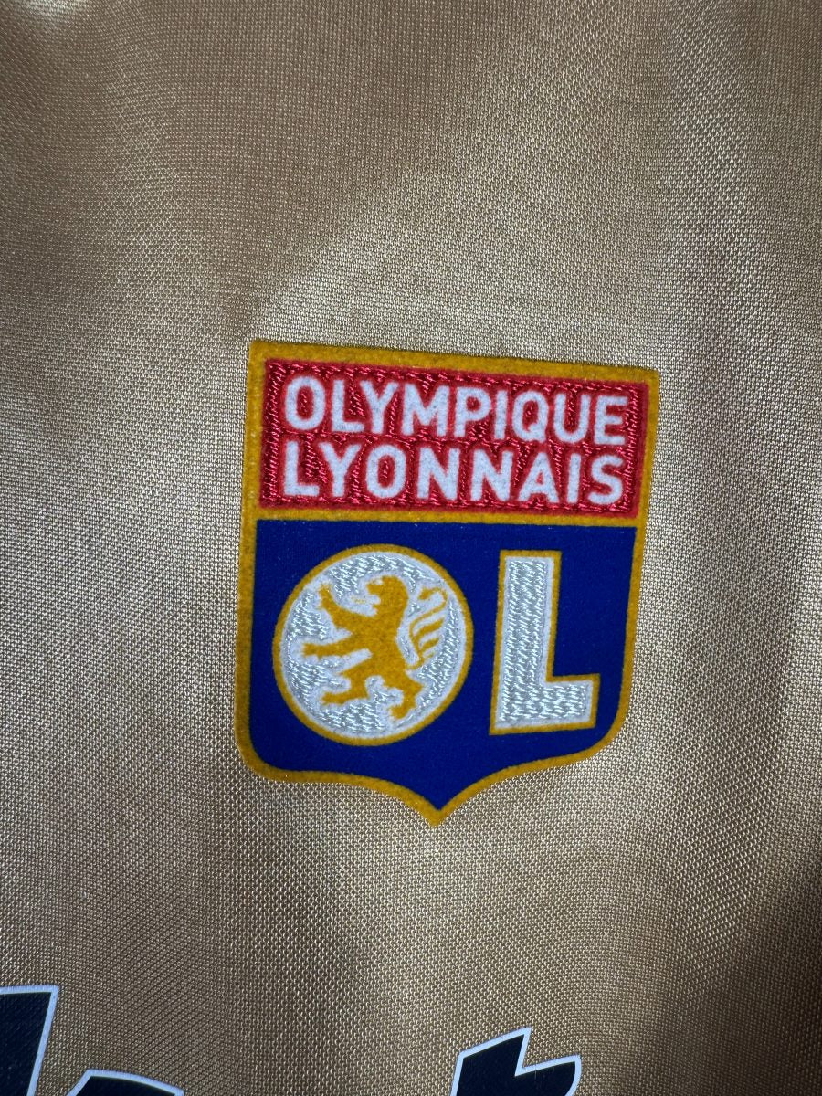 Détail blason Olympique Lyonnais et logo Umbro maillot 2007-2008