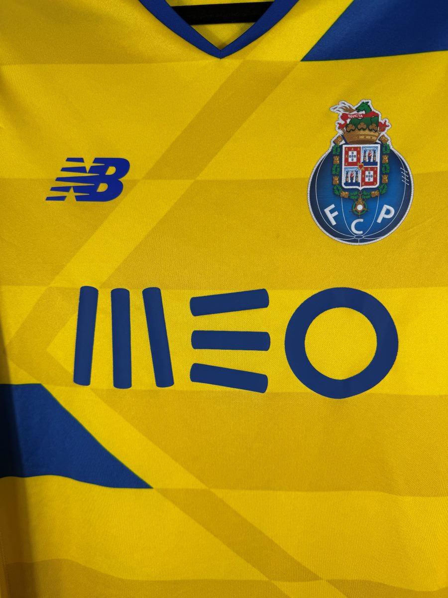Détail blason FC Porto et logo New Balance maillot 2016-2017