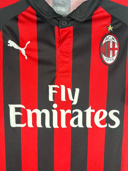 Gros plan sur l'écusson de l'AC Milan et le sponsor Fly Emirates sur les rayures.