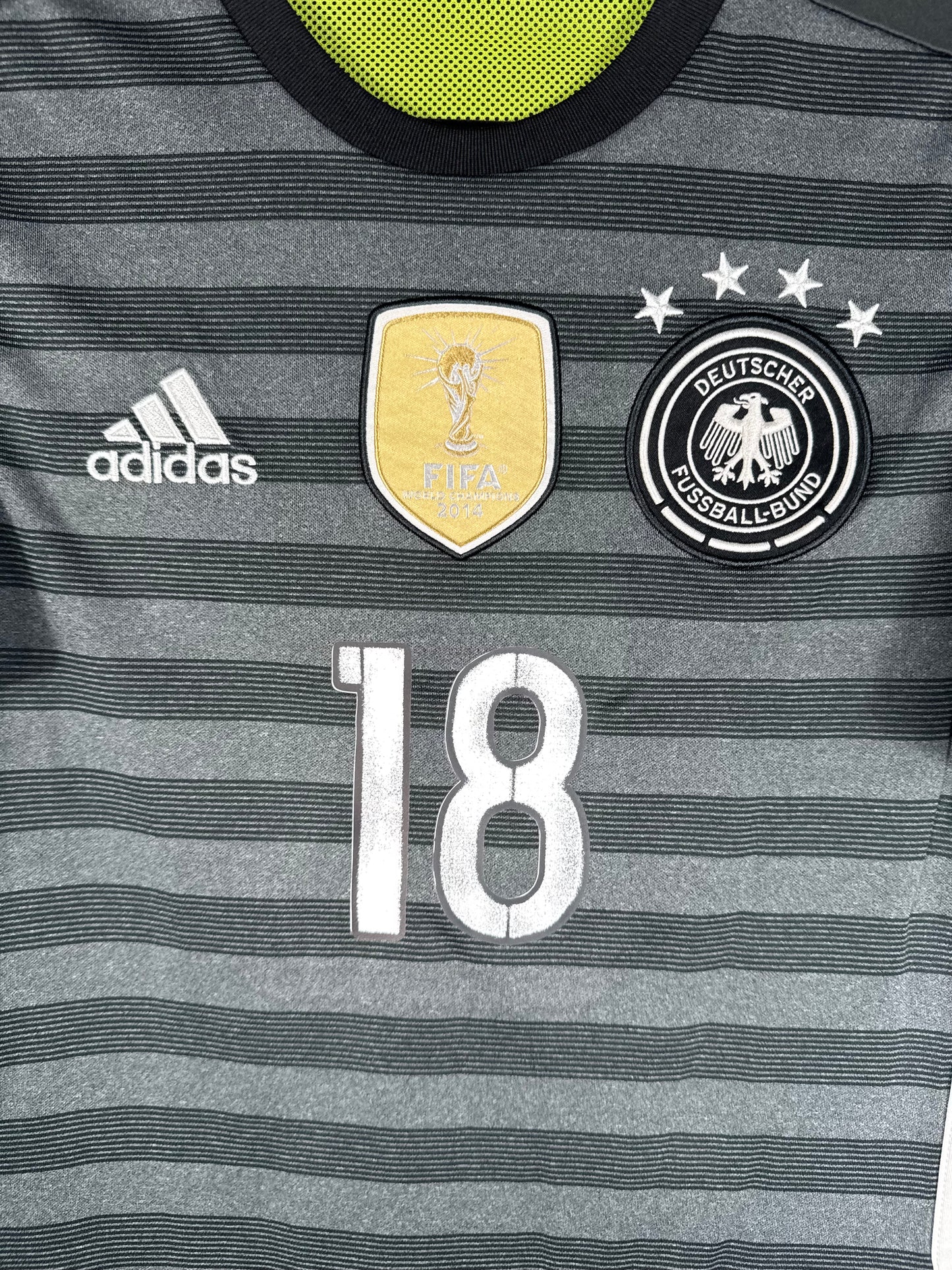 Gros plan sur l'écusson de la DFB avec les 4 étoiles et le patch de champion du monde 2014.