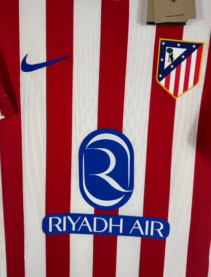 Gros plan sur la texture tricotée Dri-Fit ADV, l'écusson thermocollé et le logo Nike bleu.