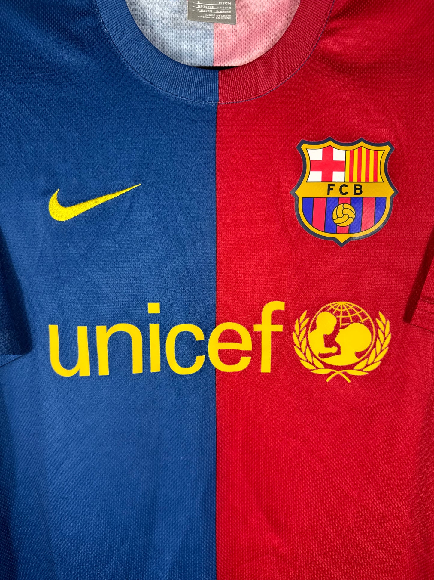 Gros plan sur l'écusson du FC Barcelone et la broderie commémorative des 110 ans du club.