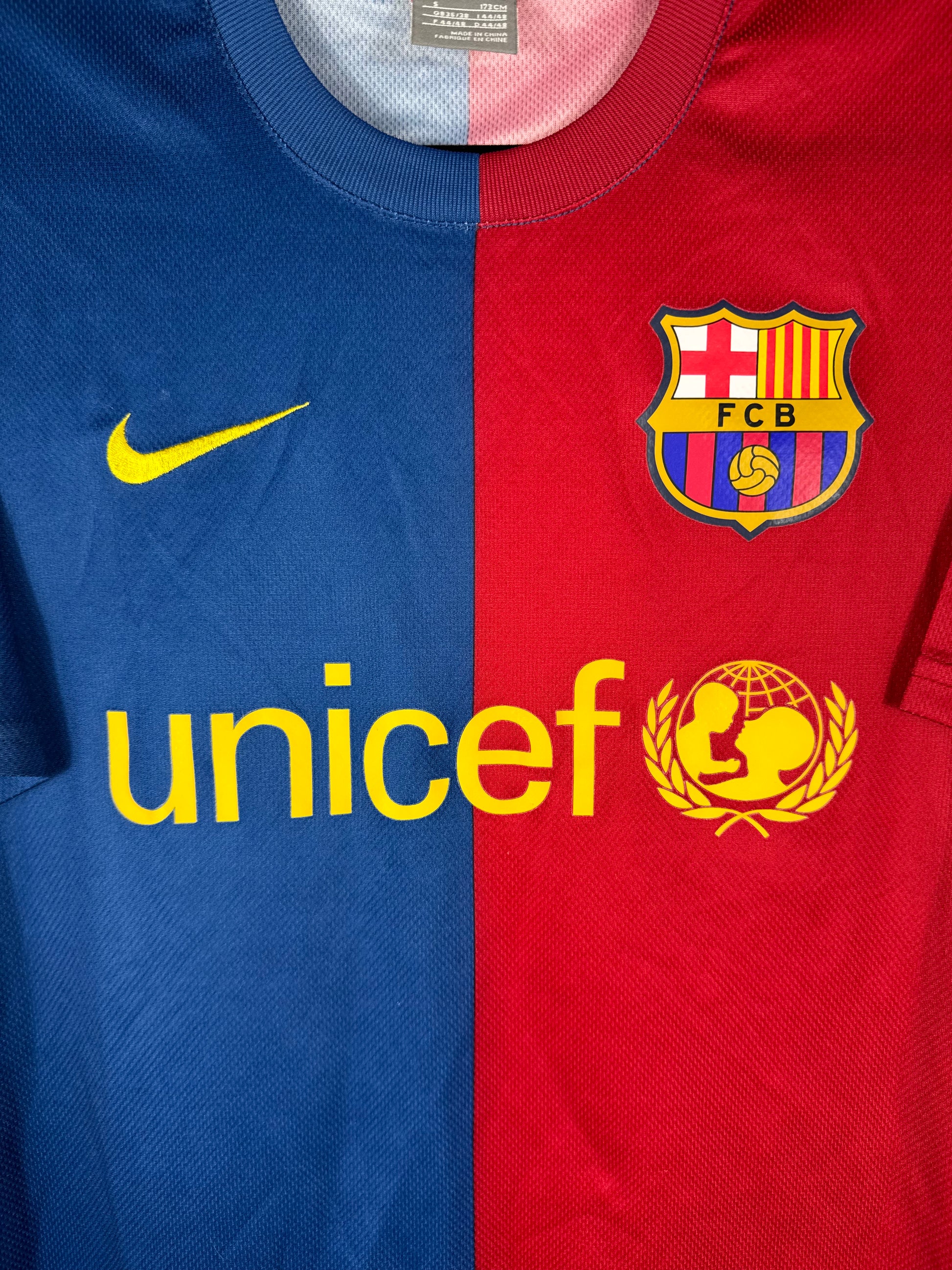 Gros plan sur l'écusson du FC Barcelone et la broderie commémorative des 110 ans du club.