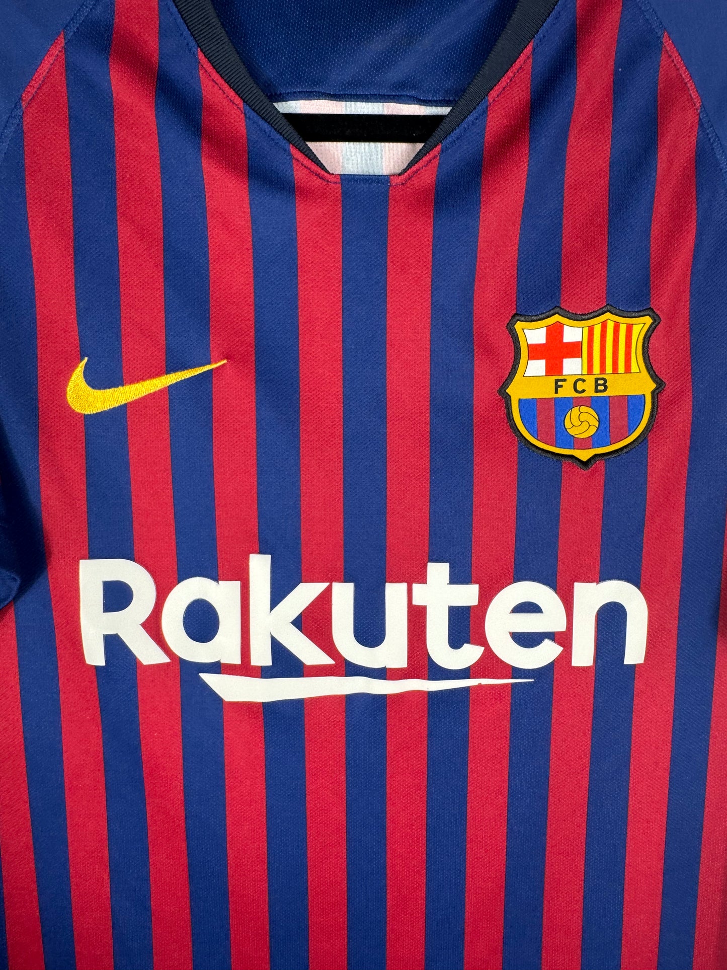 Gros plan sur l'écusson du FC Barcelone et le col catalan (Senyera) à l'avant.