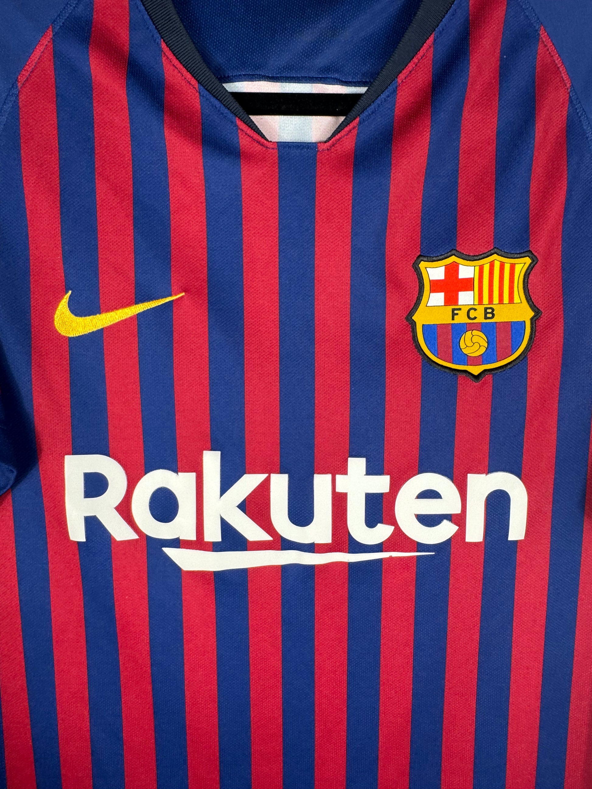 Gros plan sur l'écusson du FC Barcelone et le col catalan (Senyera) à l'avant.