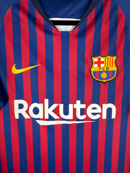 Gros plan sur l'écusson du FC Barcelone et le col catalan (Senyera) à l'avant.