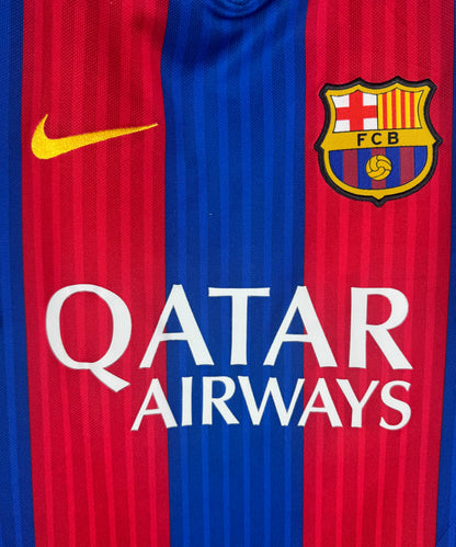Gros plan sur l'écusson FC Barcelone et le sponsor Qatar Airways blanc.
