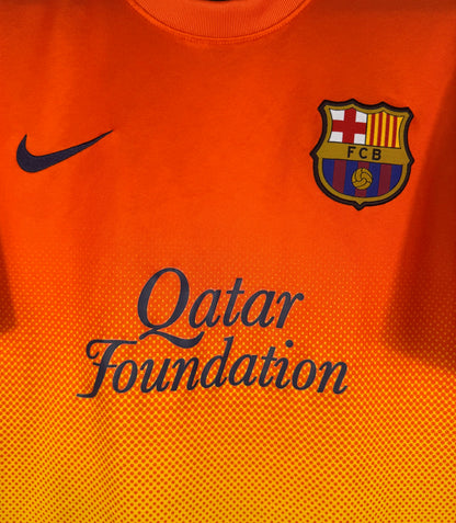 Gros plan sur l'écusson du Barça et le sponsor Qatar Foundation sur le tissu dégradé.