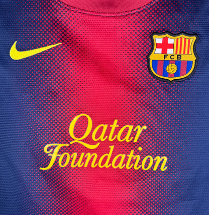 Gros plan sur l'écusson du Barça et le sponsor Qatar Foundation jaune.