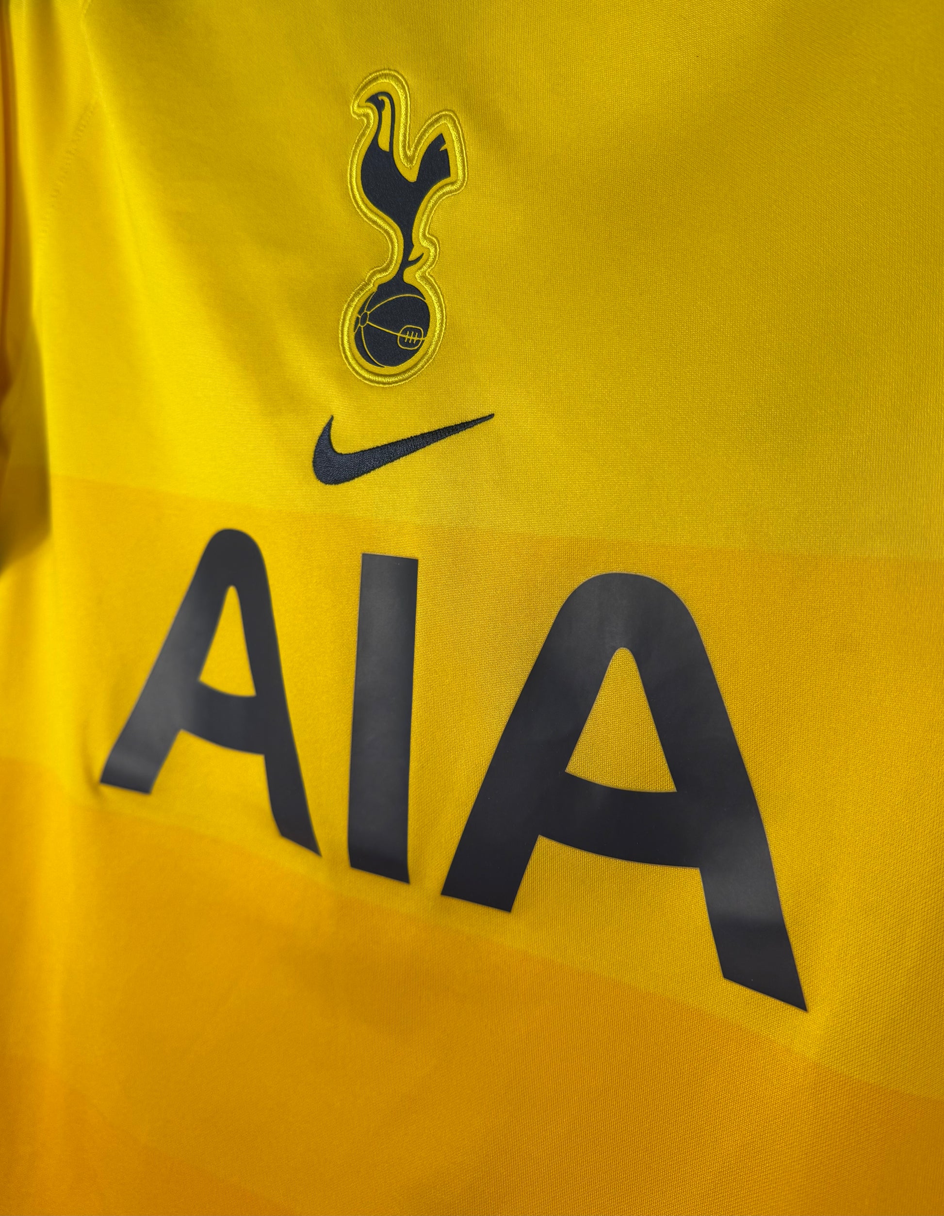 Gros plan sur l'écusson des Spurs et le swoosh Nike centrés sur la poitrine.