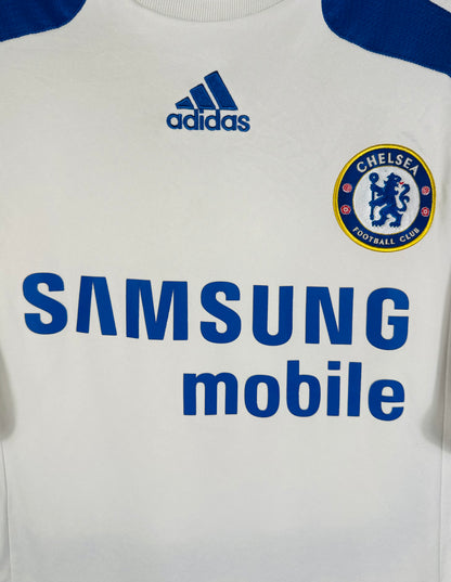 Gros plan sur l'écusson de Chelsea brodé et le sponsor Samsung mobile.