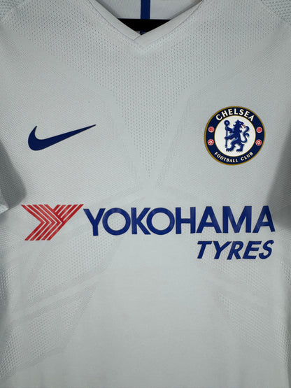 Gros plan sur l'écusson de Chelsea thermocollé et la texture respirante du tissu Vapor Match.