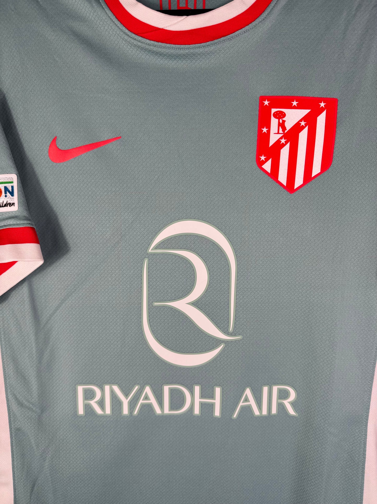 Gros plan sur le retour de l'écusson historique de l'Atletico de Madrid brodé sur le torse.