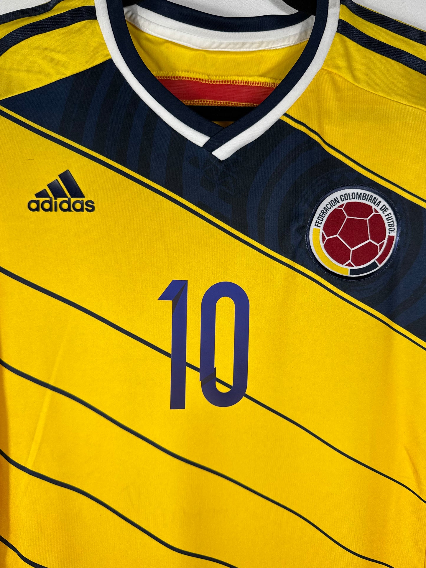 Gros plan sur l'écusson de la fédération colombienne, le logo Adidas et le petit numéro 10 sur le torse.