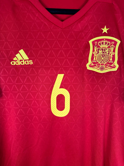 Gros plan sur l'écusson de la Fédération Espagnole (RFEF) et le logo Adidas brodé en jaune.