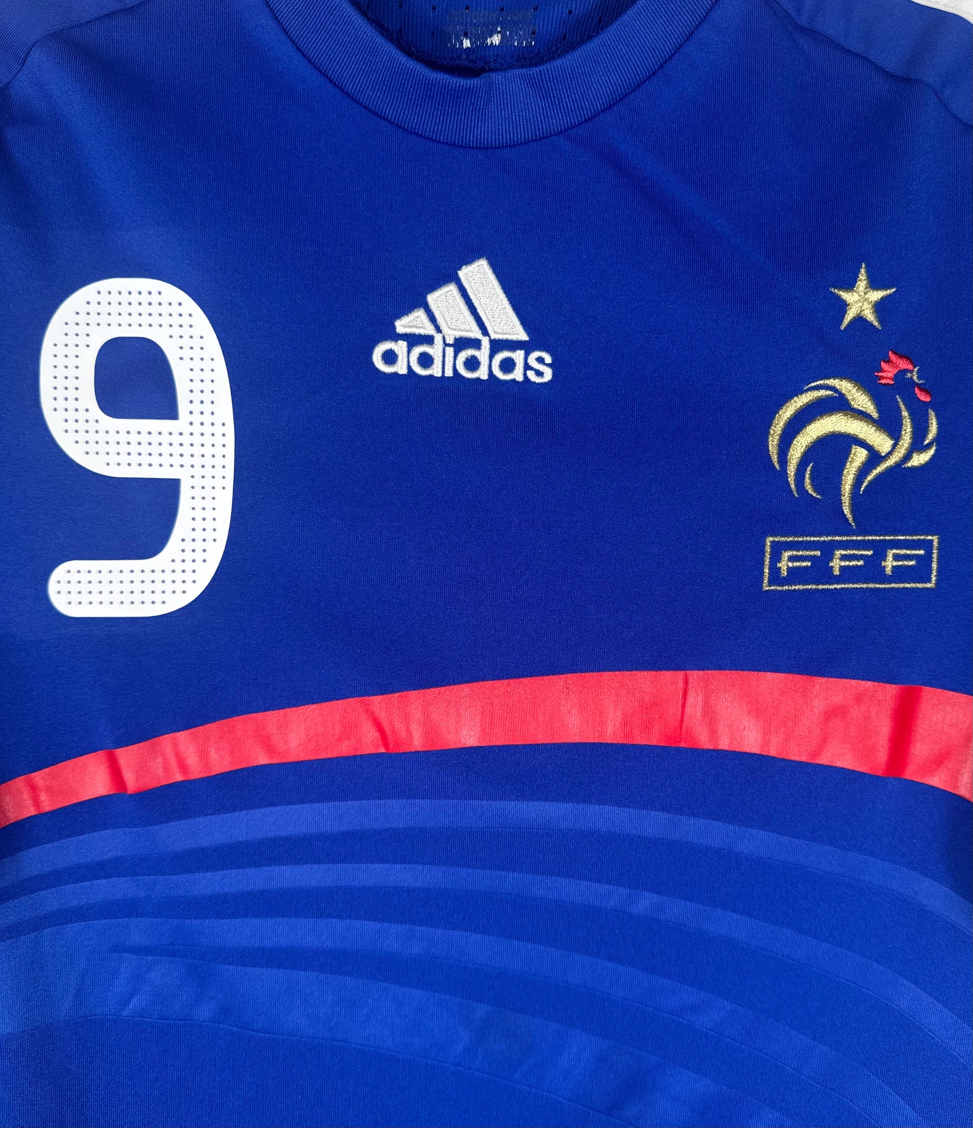 Gros plan sur le numéro 9 poitrine, l'écusson FFF et le logo Adidas blanc.